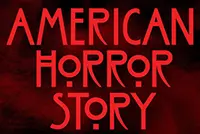 Imagem com fundo preto escrito American Horror Story em vermelho