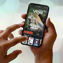 Imagem de uma mão segurando um celular.
