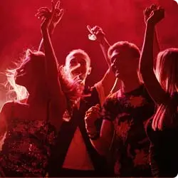 Grupo de jovens dançando na balada.