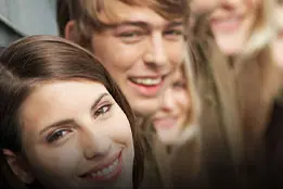Pessoas sorrindo.