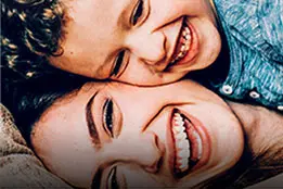 Mãe e filho abraçados