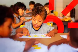criança desenhando