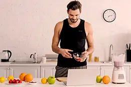 Imagem de um rapaz cozinhando.