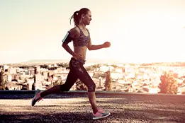 Uma moça praticando exercícios.