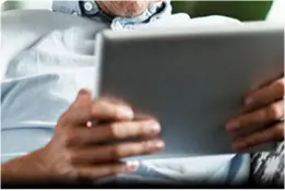 Fotografia. Homem assistindo conteúdo em vídeo no tablet.