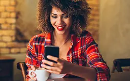 Imagem da Anitta segurando smartphone.