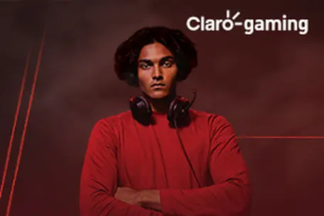 modelo de braços cruzados e logo Claro gaming em branco