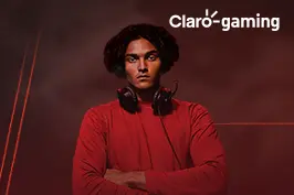 modelo de braços cruzados e logo Claro gaming em branco