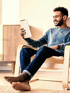 Imagem de homem usando tablet.