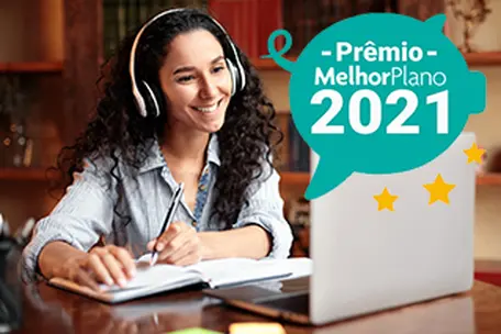 mulher sorrindo olhando para um notebook e selo do prêmio melhor plano 2021