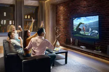 		Sala com amigos torcendo e assistindo futebol.