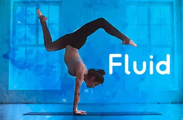Uma moça praticando exercícios em um ambiente todo em cor azul.