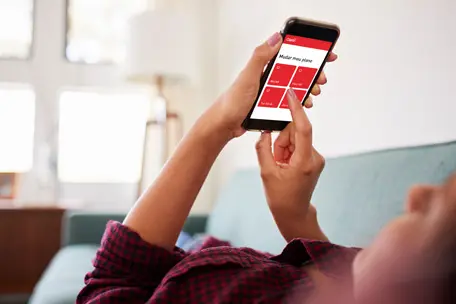 		 imagem com uma mão segurando um celular. Na tela do celular é apresentado o site da Claro.