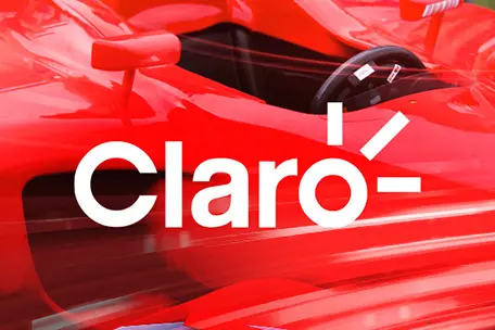 Logo da Claro com Carro da F1.
