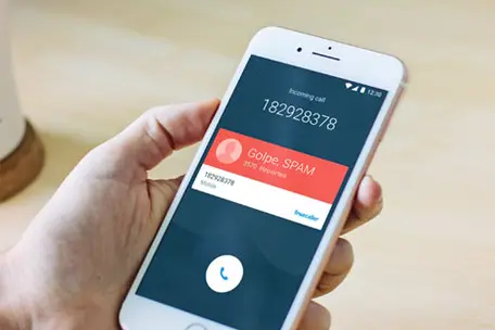 Imagem de uma mão segurando um celular identificando uma chamada.