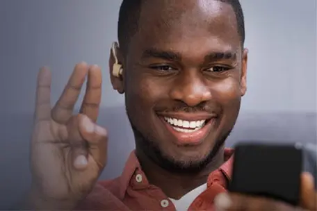 uma pessoa segurando o celular se comunicando em libras