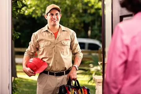 Imagem do Técnico na porta do Cliente