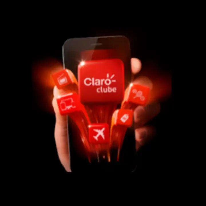 Imagem com fundo preto com uma mão segurando um celular e nesse celular temos o logo do Claro clube